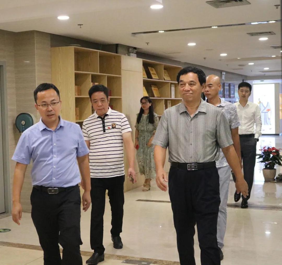 原福建省委常委、省军区司令员熊安东将军莅临元生泰厦门医药研发中心视察指导(图1) 原福建省委常委、省军区司令员熊安东将军莅临元生泰厦门医药研发中心视察指导(图1)