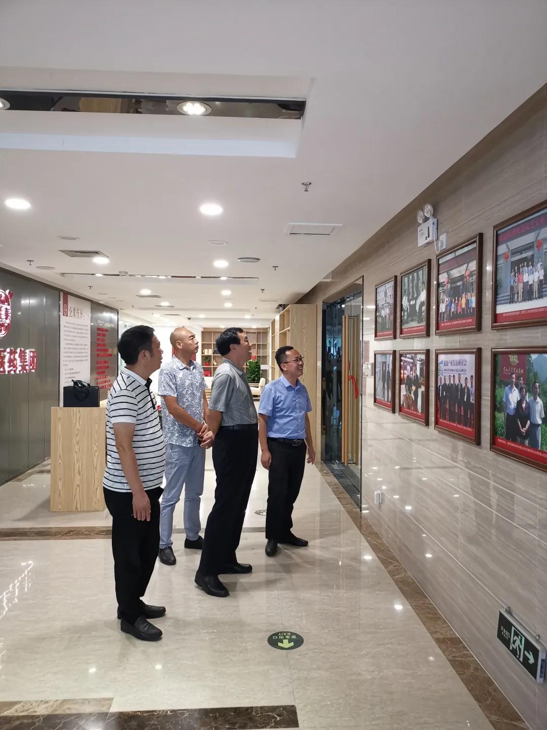 原福建省委常委、省军区司令员熊安东将军莅临元生泰厦门医药研发中心视察指导(图2) 原福建省委常委、省军区司令员熊安东将军莅临元生泰厦门医药研发中心视察指导(图2)