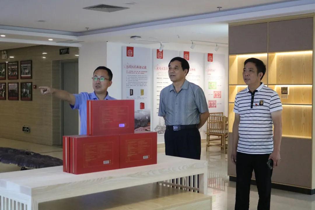 原福建省委常委、省军区司令员熊安东将军莅临元生泰厦门医药研发中心视察指导(图8) 原福建省委常委、省军区司令员熊安东将军莅临元生泰厦门医药研发中心视察指导(图8)