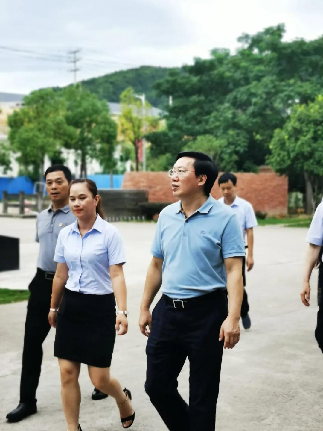 福建省人大常委会副主任檀云坤一行莅临元生泰视察指导(图2) 福建省人大常委会副主任檀云坤一行莅临元生泰视察指导(图2)