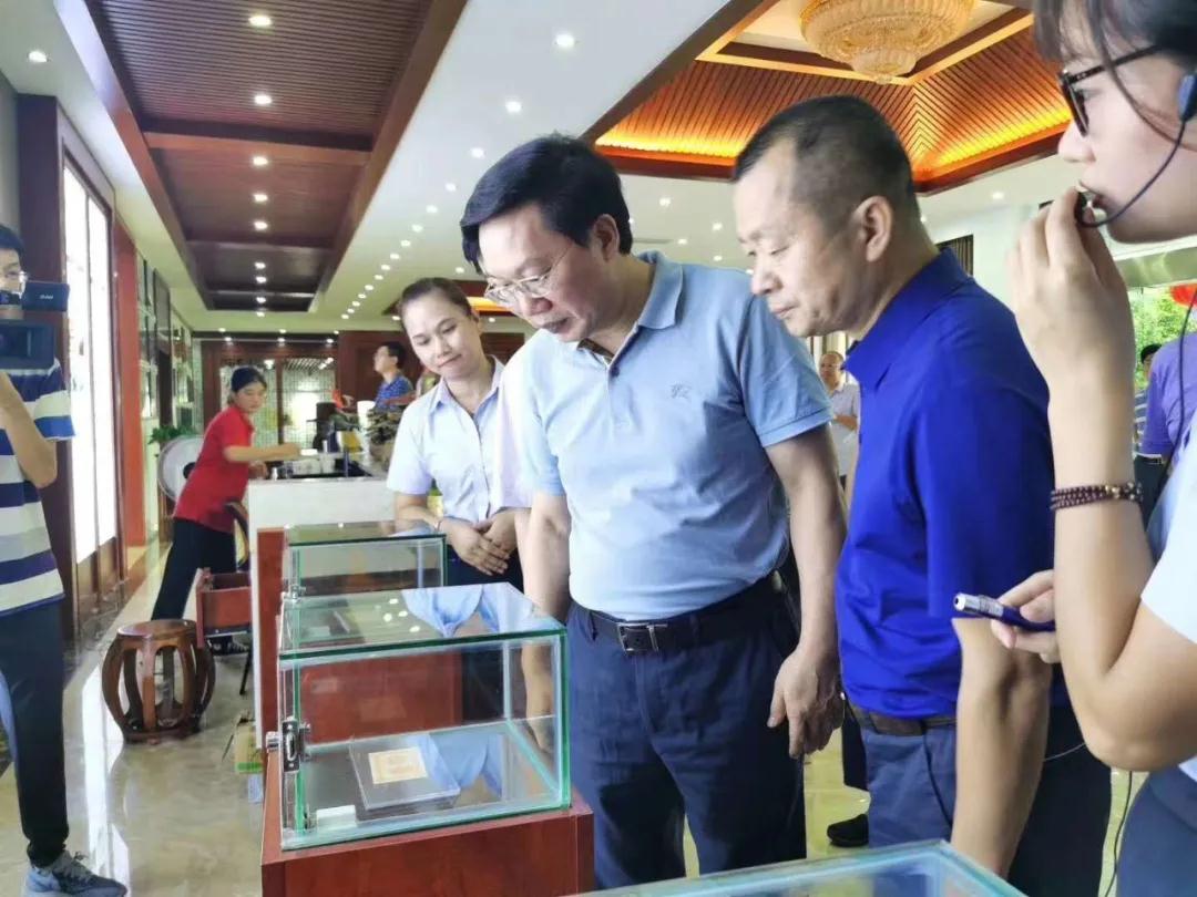 福建省人大常委会副主任檀云坤一行莅临元生泰视察指导(图5) 福建省人大常委会副主任檀云坤一行莅临元生泰视察指导(图5)