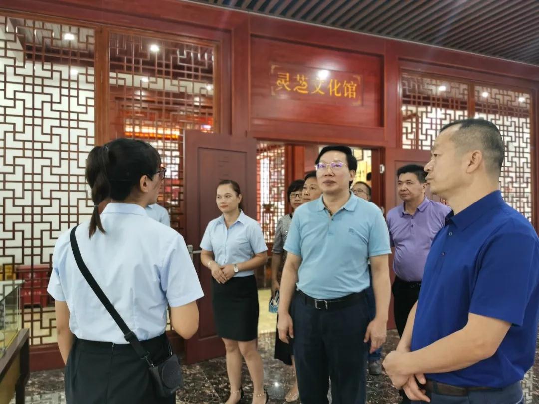 福建省人大常委会副主任檀云坤一行莅临元生泰视察指导(图4) 福建省人大常委会副主任檀云坤一行莅临元生泰视察指导(图4)