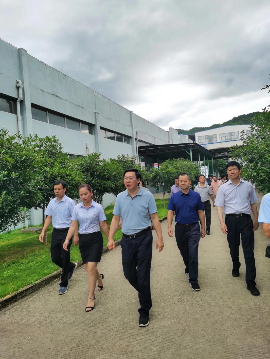 福建省人大常委会副主任檀云坤一行莅临元生泰视察指导(图8) 福建省人大常委会副主任檀云坤一行莅临元生泰视察指导(图8)