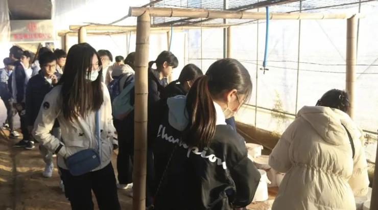 元生泰迎接澳门学生科普冬令营师生莅临参观学习,展现福建中医药大健康魅力(图2) 元生泰迎接澳门学生科普冬令营师生莅临参观学习,展现福建中医药大健康魅力(图2)