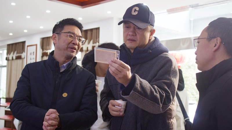 热烈欢迎知名演员、慈善家李亚鹏一行莅临元生泰参观考察(图3) 热烈欢迎知名演员、慈善家李亚鹏一行莅临元生泰参观考察(图3)
