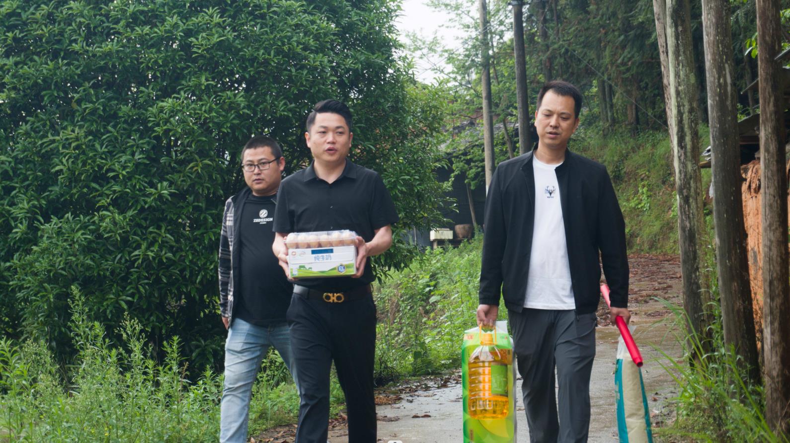 元生泰携手武夷山市吴屯乡政府开展“下乡送爱心公益活动”,情暖大际村贫困老人(图1) 元生泰携手武夷山市吴屯乡政府开展“下乡送爱心公益活动”,情暖大际村贫困老人(图1)