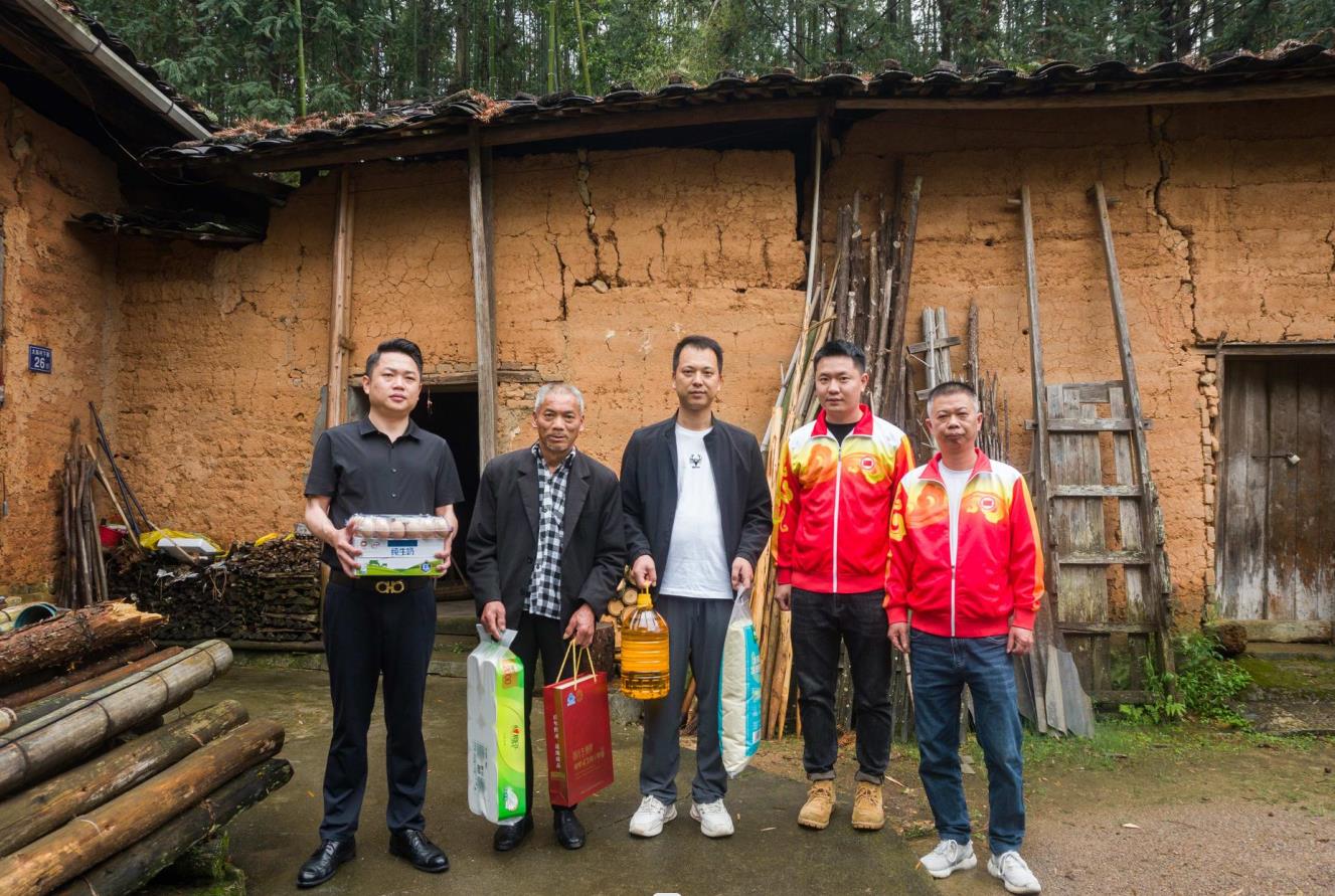 元生泰携手武夷山市吴屯乡政府开展“下乡送爱心公益活动”,情暖大际村贫困老人(图2) 元生泰携手武夷山市吴屯乡政府开展“下乡送爱心公益活动”,情暖大际村贫困老人(图2)