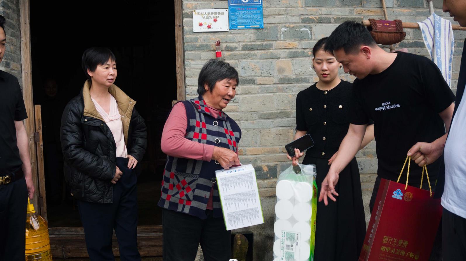 元生泰携手武夷山市吴屯乡政府开展“下乡送爱心公益活动”,情暖大际村贫困老人(图3) 元生泰携手武夷山市吴屯乡政府开展“下乡送爱心公益活动”,情暖大际村贫困老人(图3)