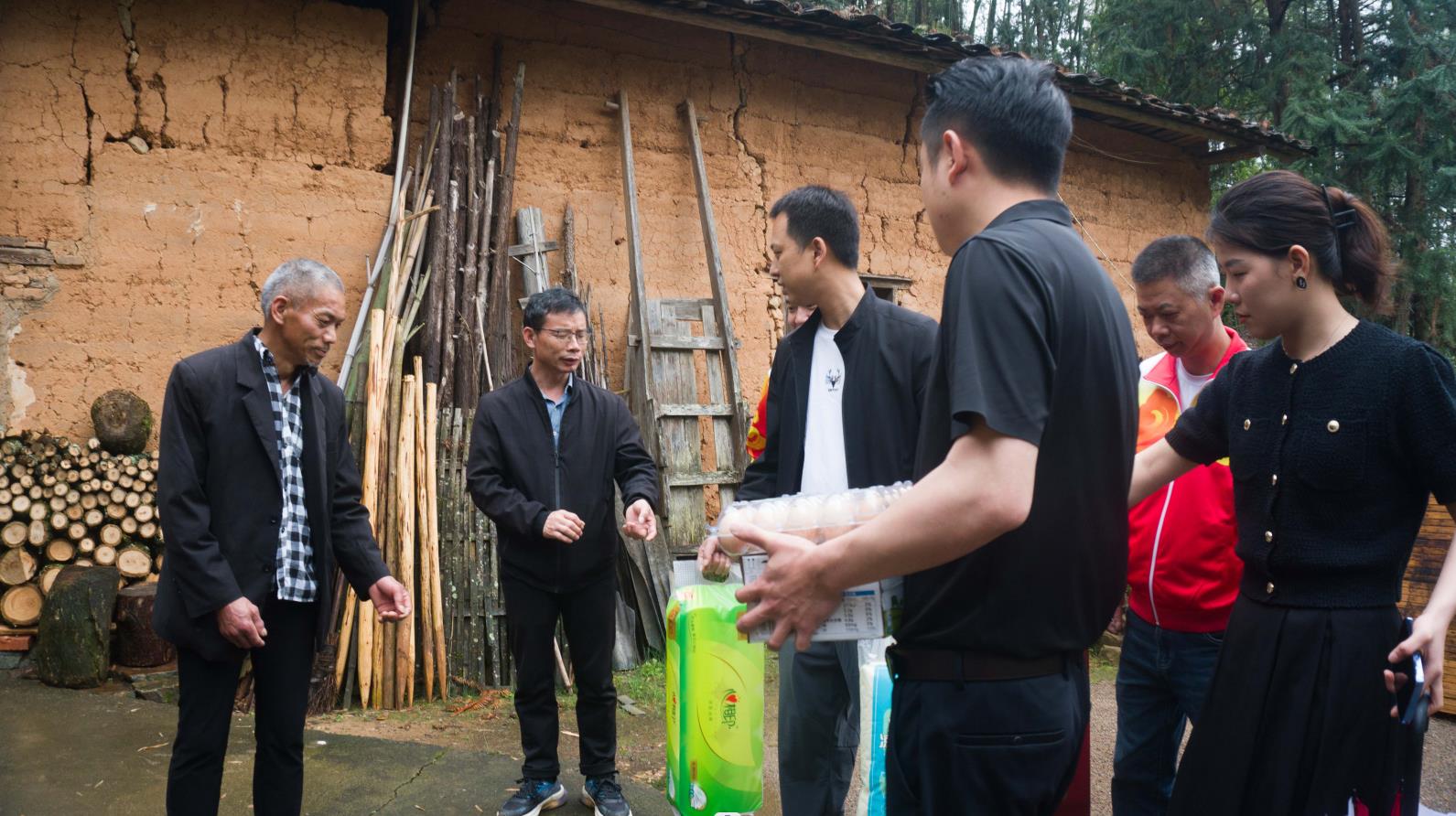 元生泰携手武夷山市吴屯乡政府开展“下乡送爱心公益活动”,情暖大际村贫困老人(图4) 元生泰携手武夷山市吴屯乡政府开展“下乡送爱心公益活动”,情暖大际村贫困老人(图4)